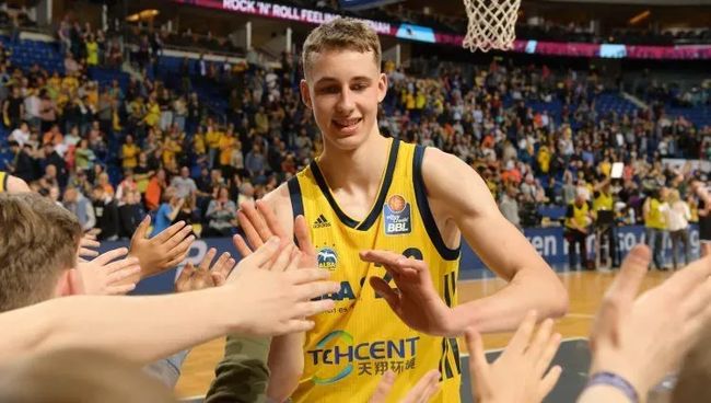 积极主动的 积极主动的